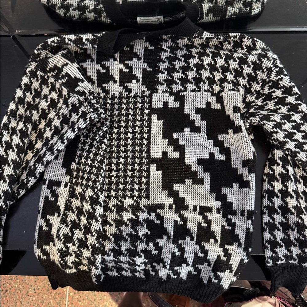Bold Black and White Crewneck Sweater with Oversized Houndstooth